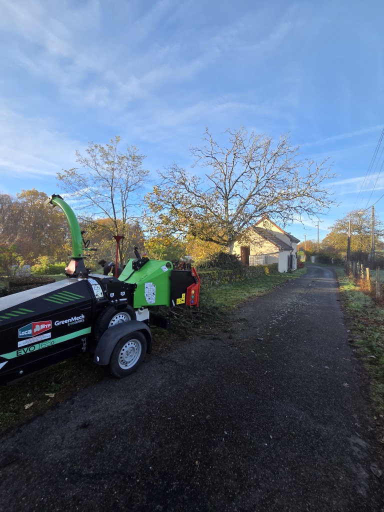 Valorisation des déchets verts par broyage de branches à domicile pour un paillage naturel à Blanzy.