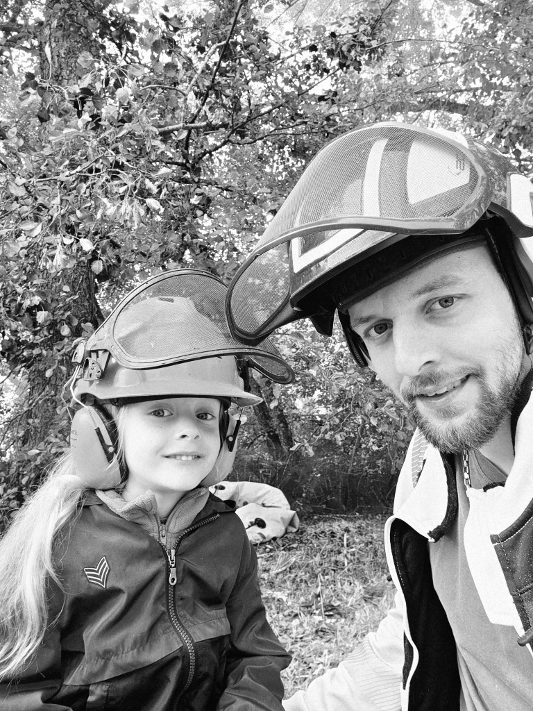 Fondateur de l'entreprise Harmonie des Arbres et son fils, un engagement familial et professionnel pour vos arbres à Blanzy.